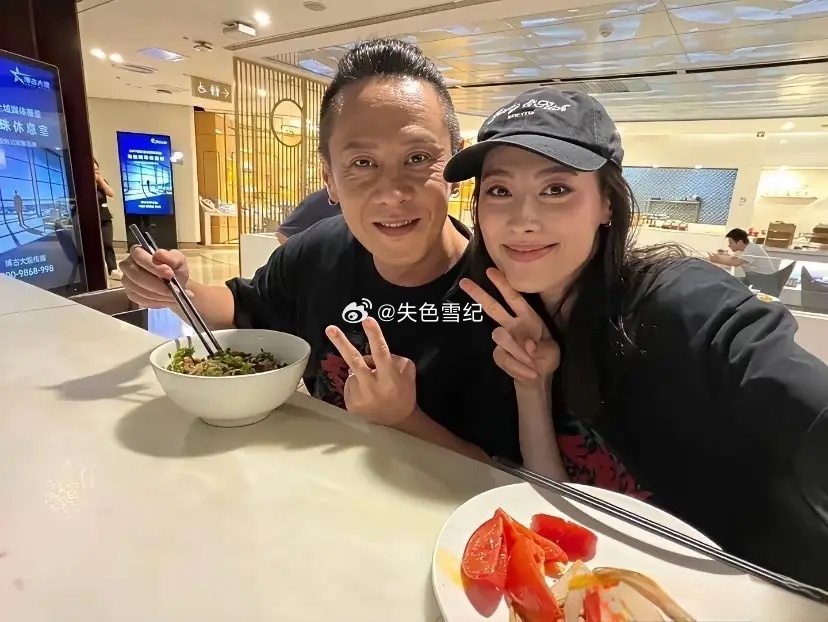 实话实说，有点不理解她，颜值那么高找一个那么普通的老公！ ​​​