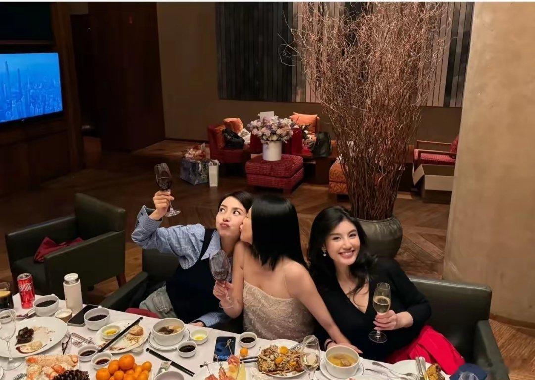 高圆圆晒照和朋友一起过元旦，45岁状态真好，祝大家新年快乐！ 