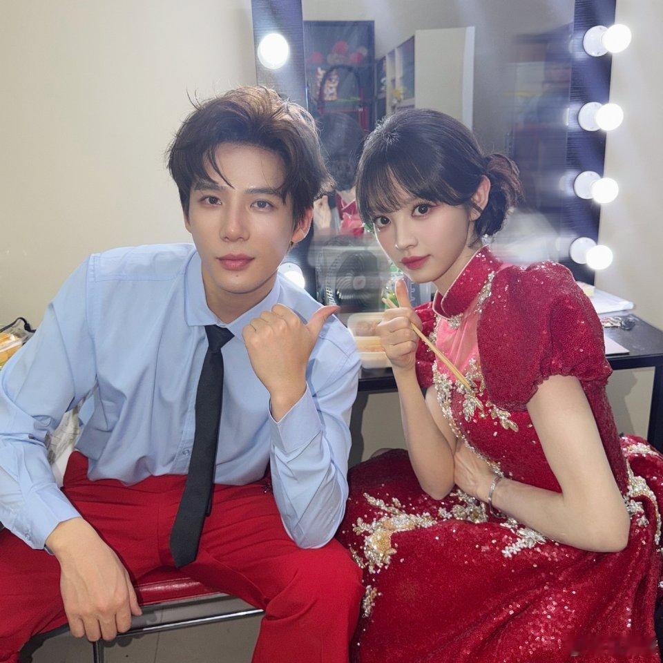 田曦薇晒与王安宇春晚后台合照田曦薇王安宇春晚后台合影田曦薇王安宇春晚后台合影🈶