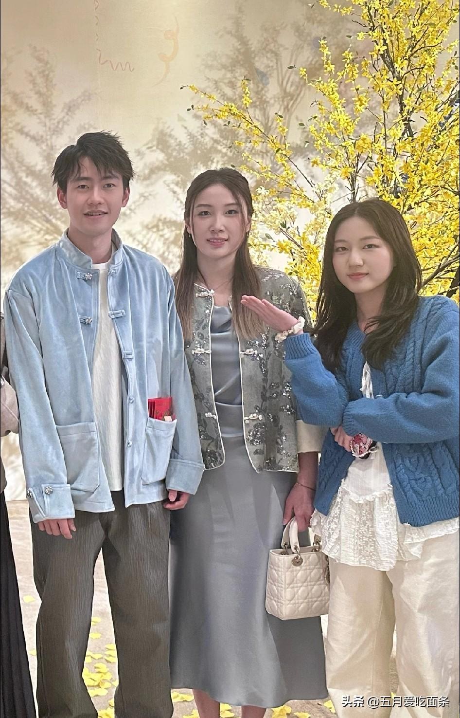 钱天一和王昶一起参加羽毛球队友的婚礼，小细节是，人情红包都揣王昶兜里了，两人的人