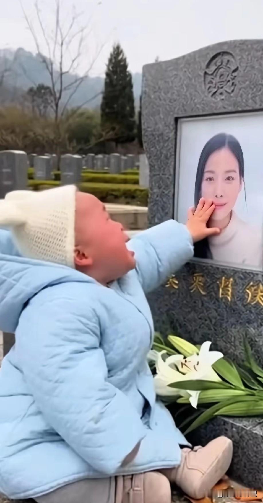 刚看到个事，眼泪真的止不住。

妻子离世八个月，给丈夫托梦说想孩子了，让他带去给