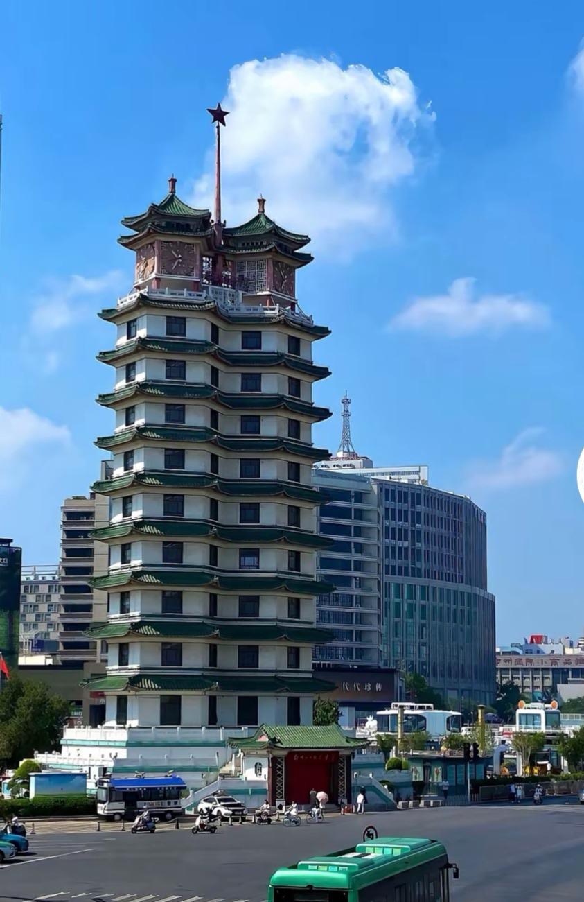 二七塔的祥云飘然若仙，冬日暖阳里的风景，让你感到家乡的天际线，还是让人慨然，哪怕