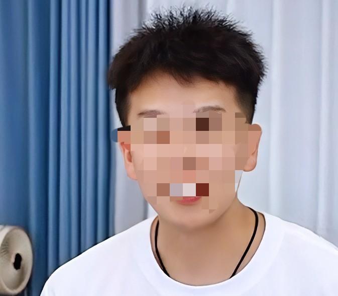 小登和世豪：命运重锤之下，依然选择笑着面对
世豪确诊甲状腺癌的消息，是小登在最新