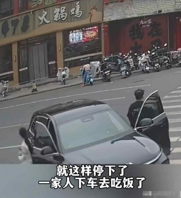 真把马路当成自己家了！呼和浩特，一名男子驾驶理想汽车，携家人前往就餐，找不到停车