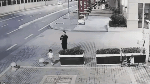 黑车撞上白马路牙子，那里有个警示标识就好了。