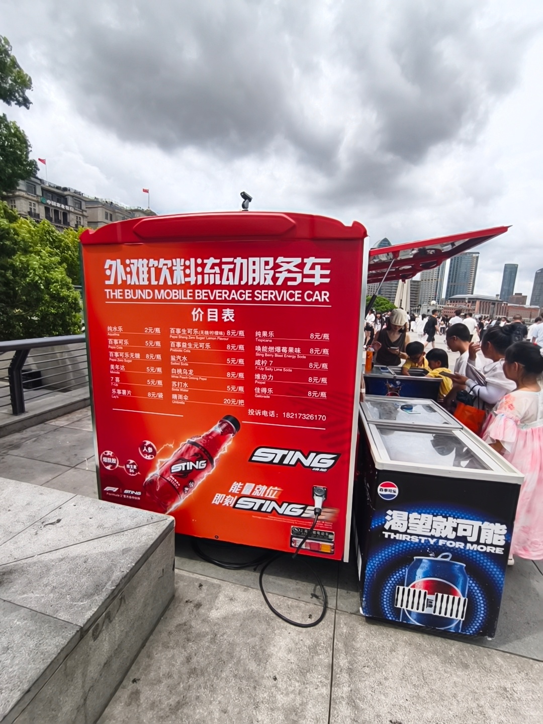 上海外滩景观大道上的饮料销售价格，太实在了，一瓶矿泉水两块钱，可乐5块钱，比很多