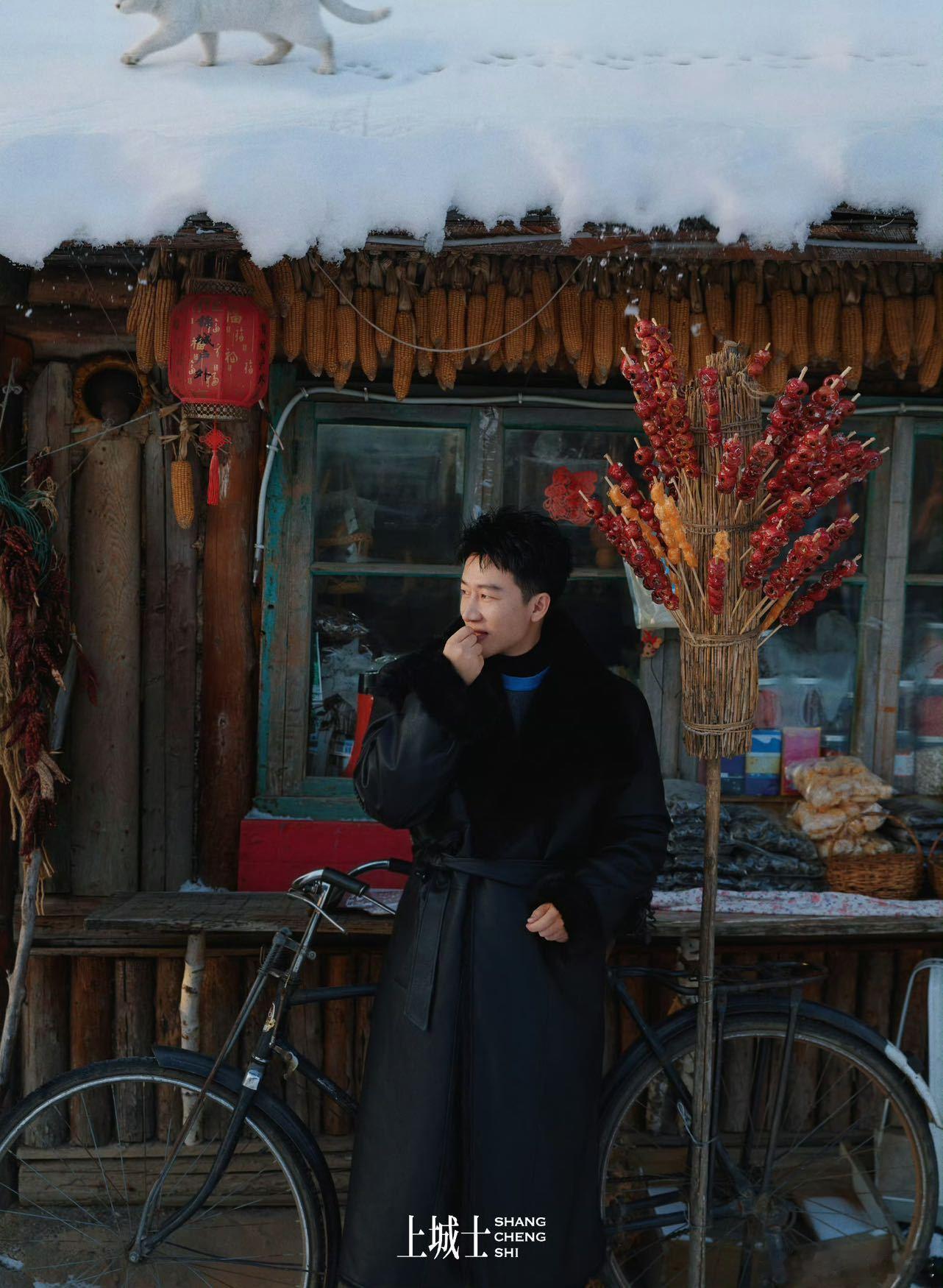 红灯笼挂起来了，热饺子端上来了，黄轩回村了 ！跟随的东北新年之旅，一头扎进这片热