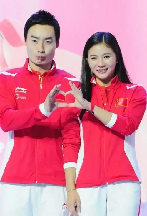 中国体坛佳话多，六对奥运金牌夫妇尤为闪耀。申雪/赵宏博冰上共舞圆梦；庞伟/杜丽枪