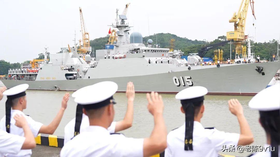 7月20日13时许，在中国海军恩施舰的引航下，越南海军“陈兴道”号护卫舰缓缓驶入
