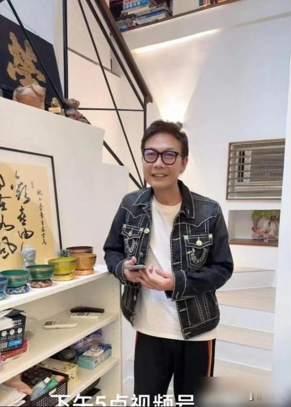 笑不活了！当年中环热议的豪宅主人，现在靠煮粥兜风混日子？
80年代邵氏片酬能养