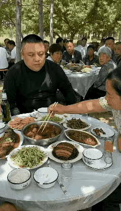 这女的也是没过分了，人没到齐你就扒拉菜盆，再说人到齐了也不能这么翻呀，泼她身上也
