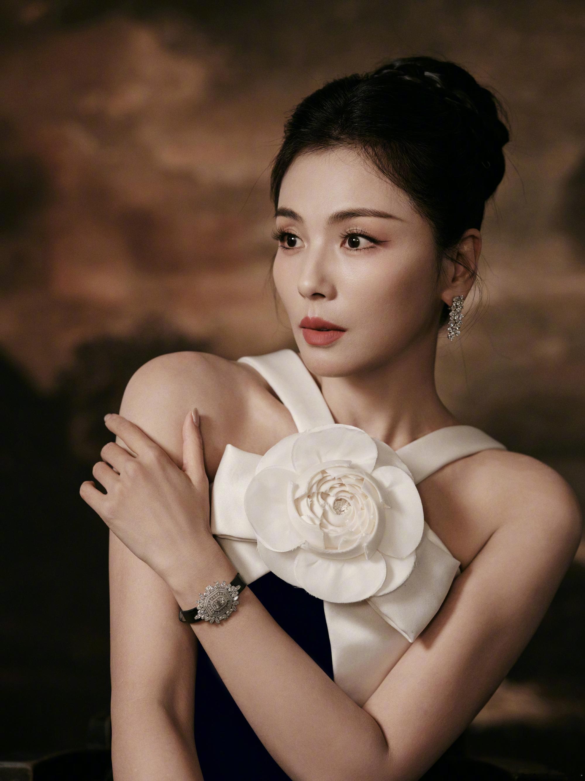 刘涛对自己的胳膊迷之自信姐都被自己都迷倒了，更何况是我们哈哈哈哈，看的出来是真练