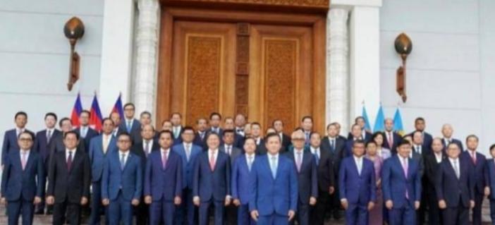 菲律宾倒向了美国，新加坡倒向了美国，柬埔寨倒向了美国，越南也在倒向美国的路上..