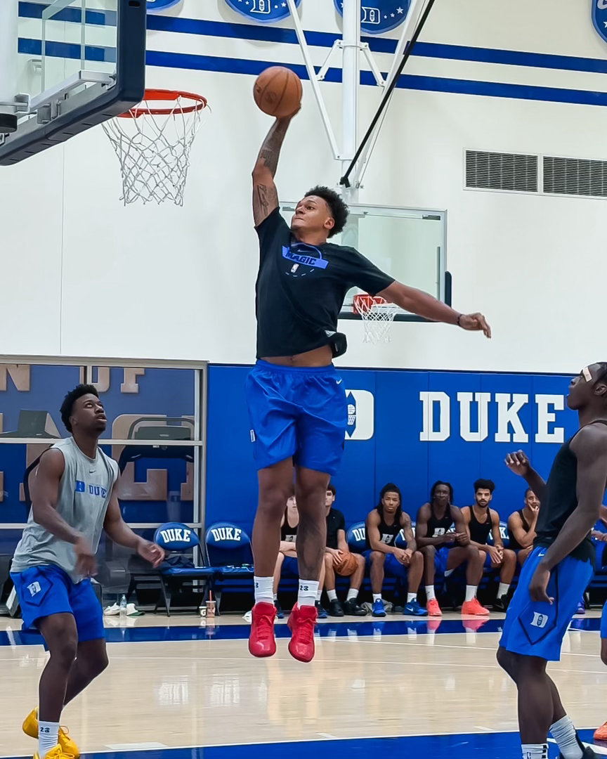 最强校友局！塔图姆、欧文、班凯罗等NBA球星现身母校球馆训练！NBA[超话] ​