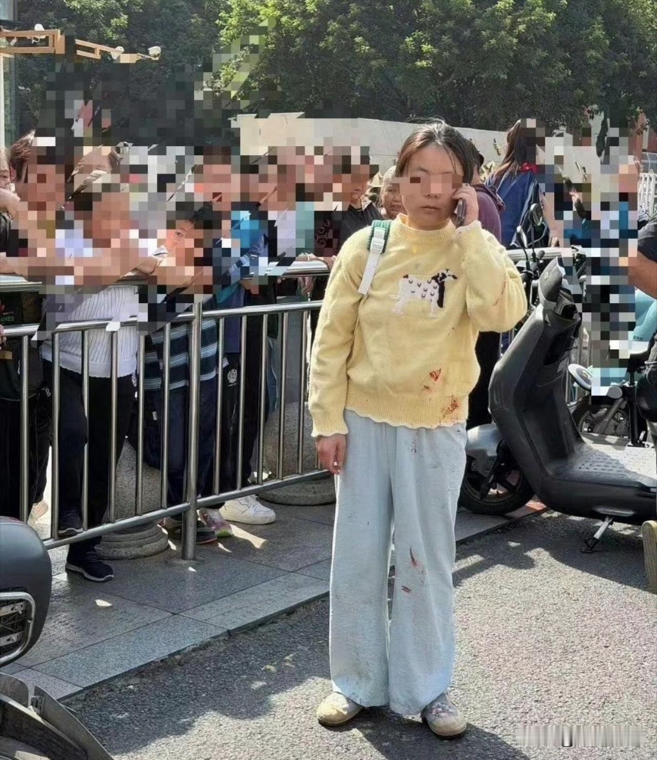 黄衣女是法盲吗？现在打人一拳没个3万，5万都摆不平，更何况是光天化日之下，当着那