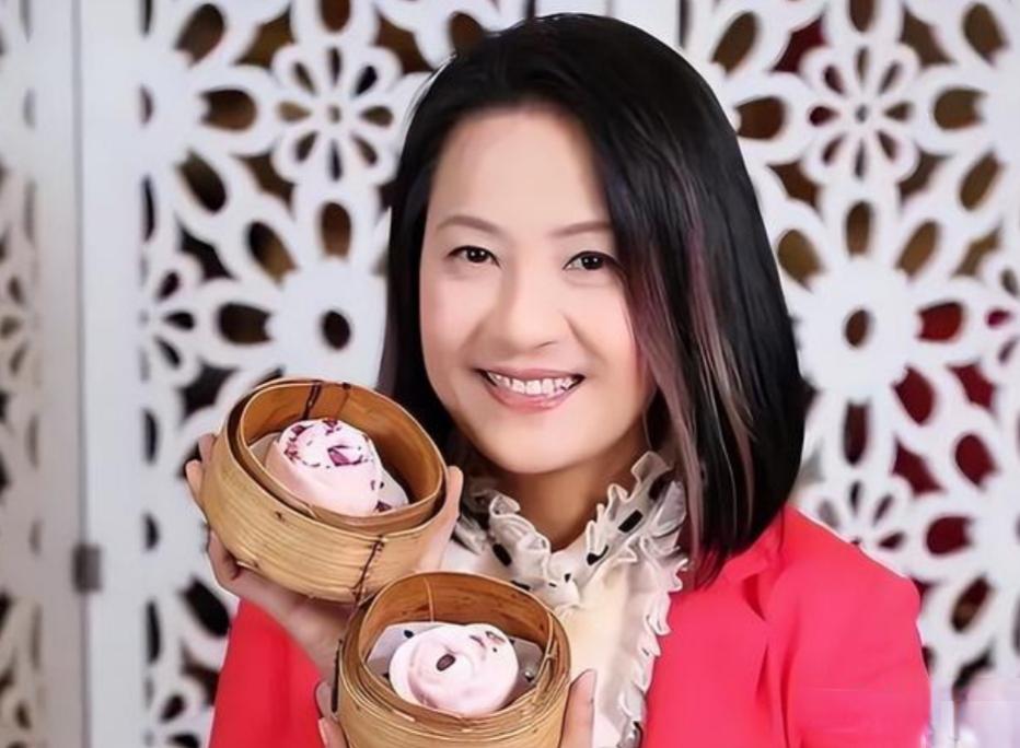 她曾是香港主持，辞职回广东老家尽孝，如今54岁开面馆当老板娘
娱乐