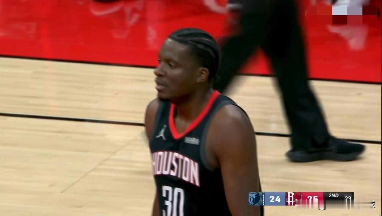 火箭老将卡佩拉真是活该被弃用！在今天火箭主场以108：99战胜灰熊的比赛中，卡佩