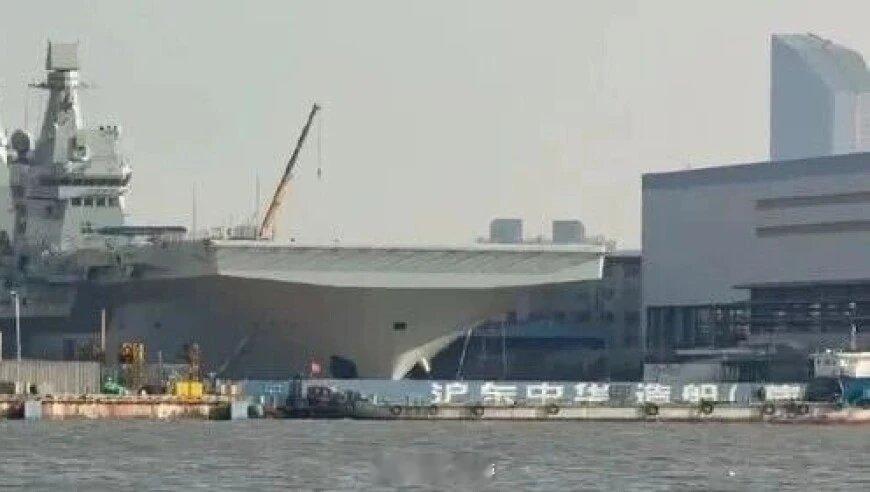 076甲板疑似出现无人僚机，能与歼-35混编作战？提高四川舰的综合作战能力076