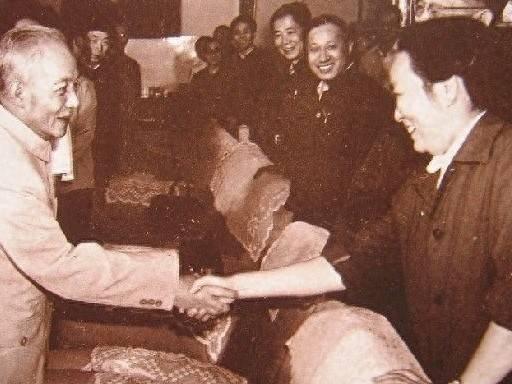 这张照片里的老人，把人生最苦的一段日子，留在了这片红土地上。四十多年后他再回来，