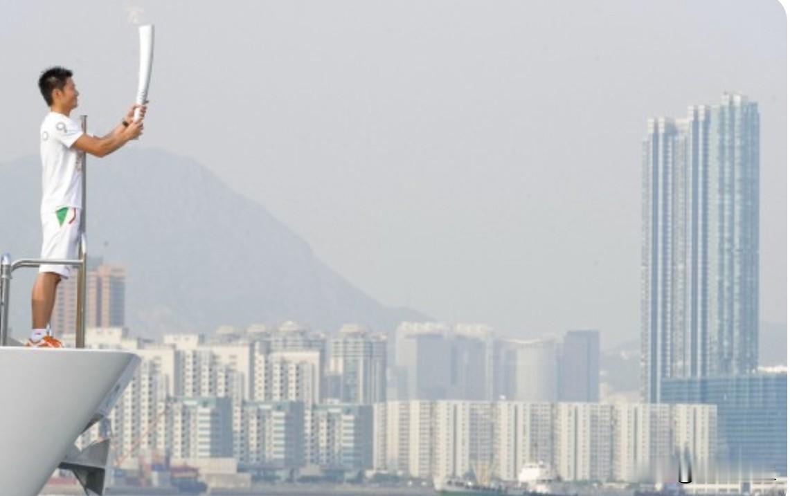 全运会火炬四城同步传递 香港澳门与内地共燃体育精神

今天，全国运动会火炬传递在