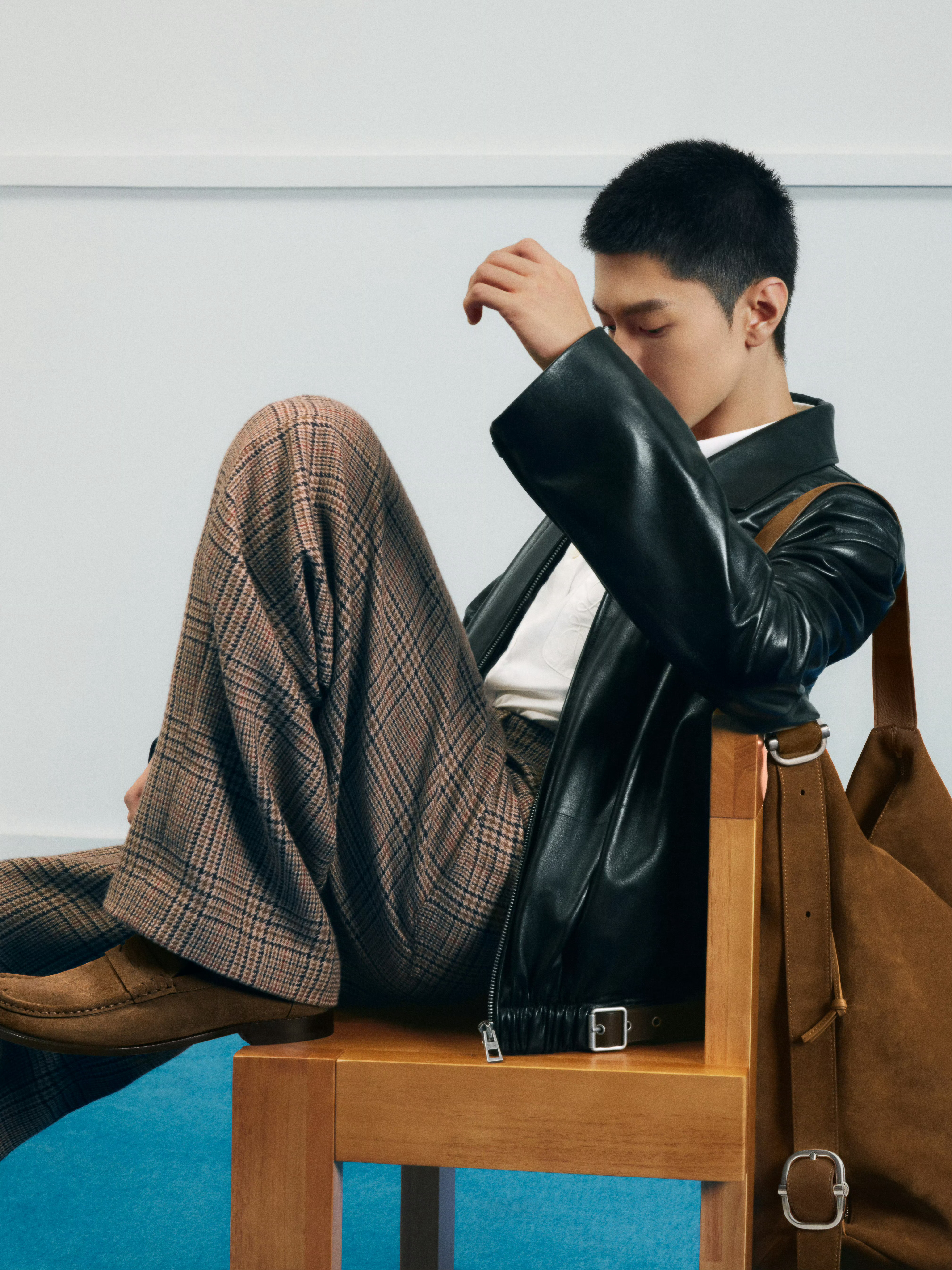 陈哲远演绎LOEWE 2025七夕特别系列及2025秋冬系列时装配饰，真帅哥寸头
