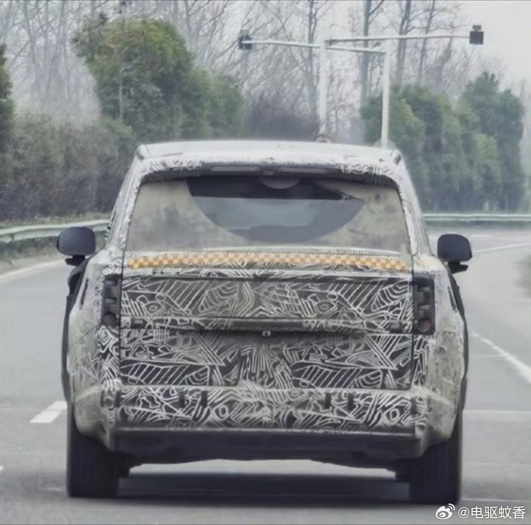 【小米YU9伪装实车曝光：竖状尾灯和无边框后视镜】早上是预告跑车，下午路透YU9