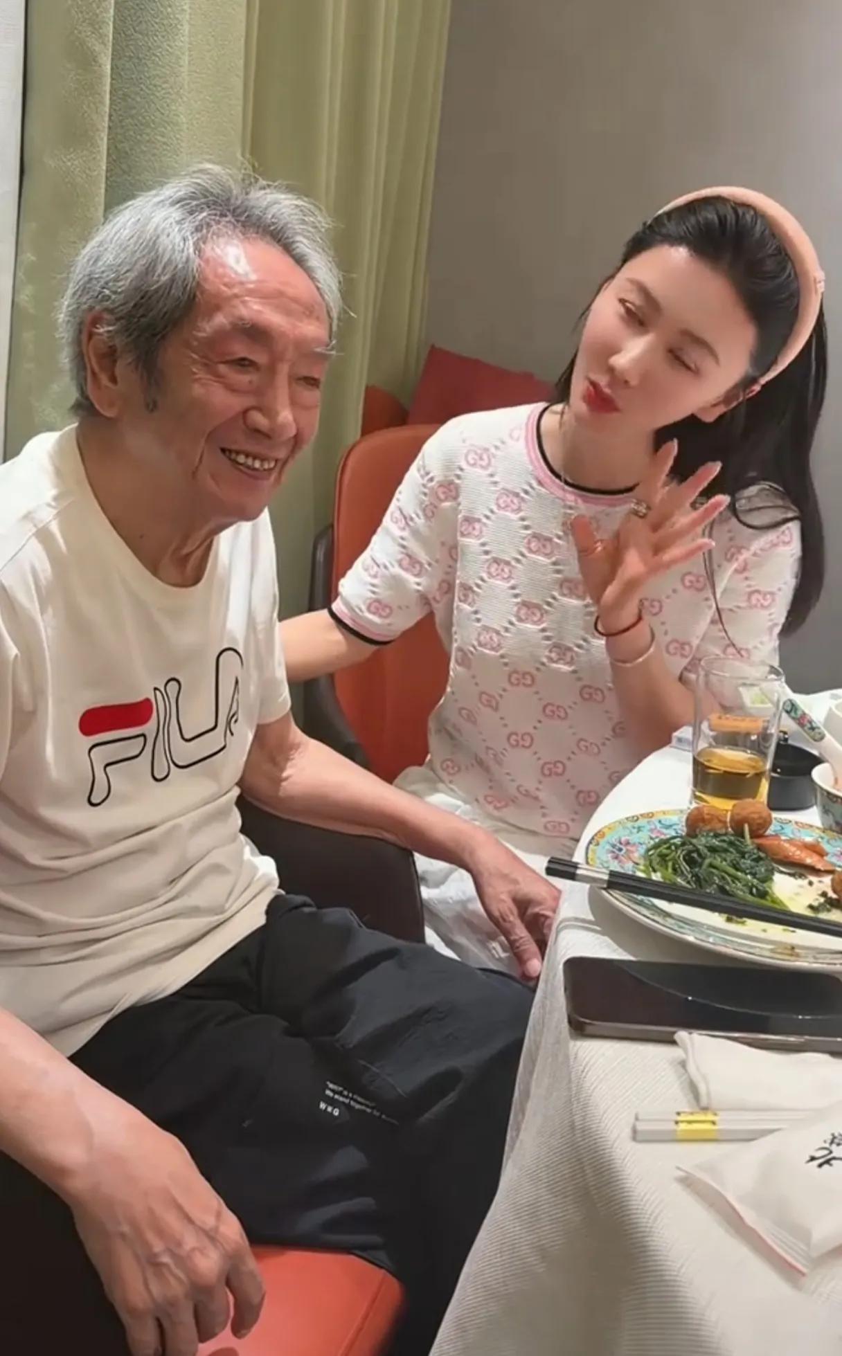 老夫少妻，这外表看着违和感很重。