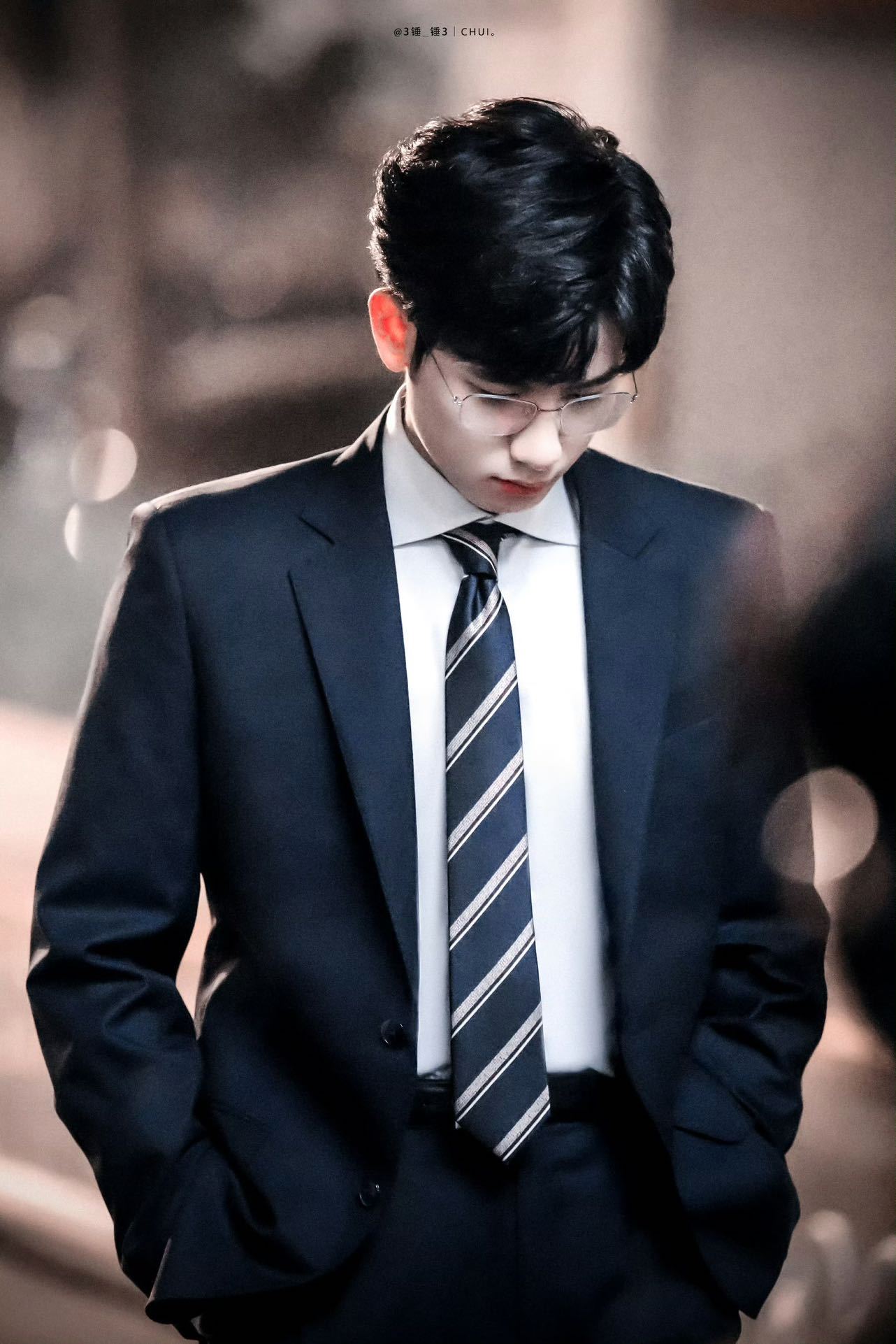 胡先煦内娱西装暴徒上新 哇塞！胡先煦内娱西装暴徒又上新啦，高级感西装剪裁贴合身形