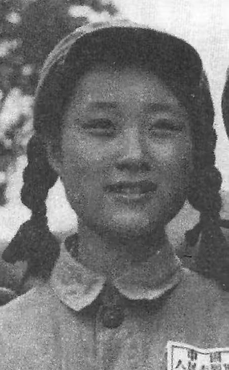 朴绫子，1938年出生，黑龙江省穆棱市人，父亲是在中国从事地下工作的朝共党员。严