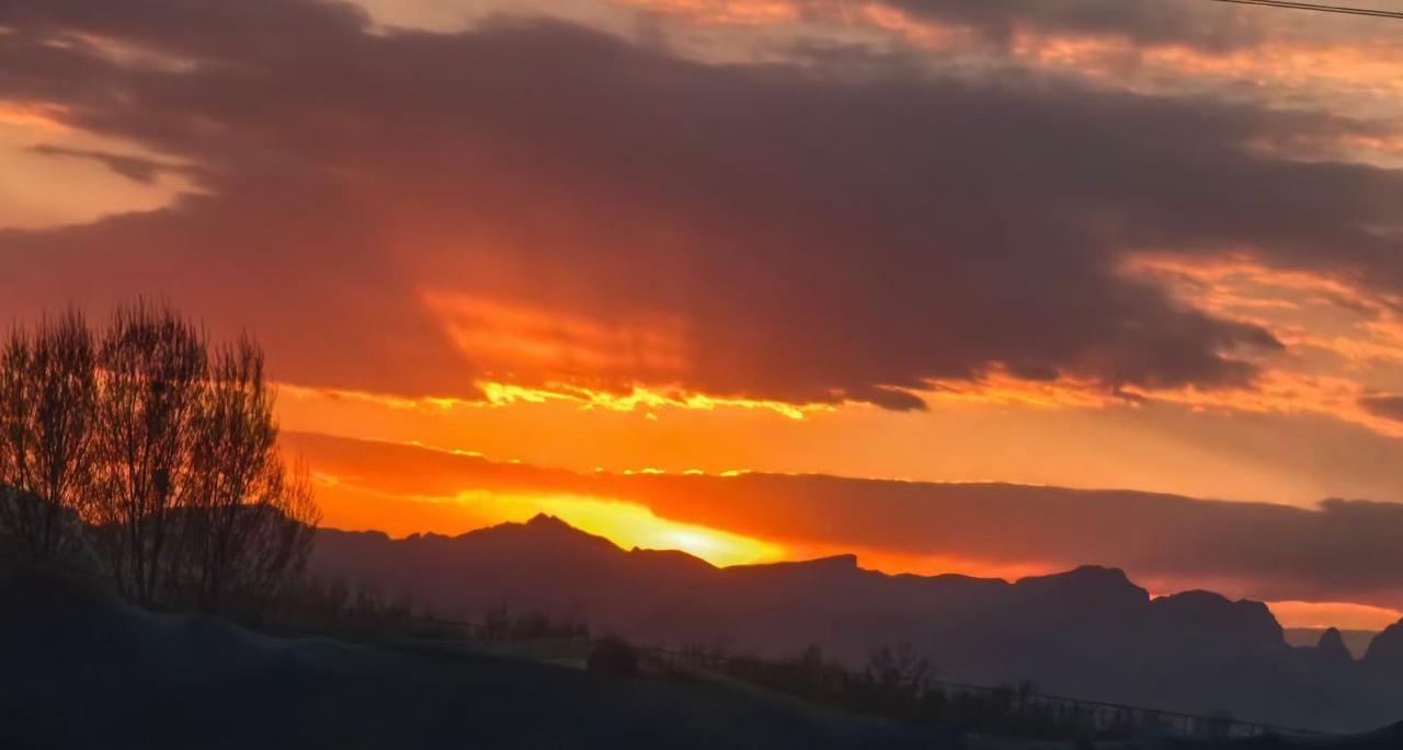 寻找镜头的美能见到霞光普照之人，今生必平安吉祥，大富大贵！