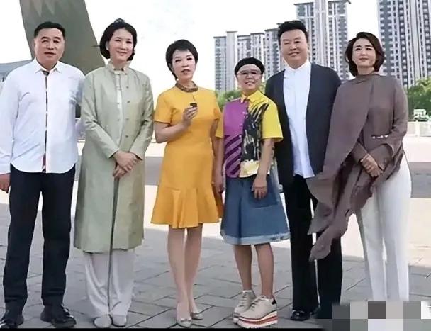 不愧是国宝级主持人，个个气质上佳。还是觉得老大姐李修平更吸睛，她身上的韵味咋就那