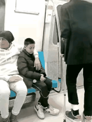 [赞][祈祷]请朋友们细看这幅动图，您是如何理解其中故事的呢？
    一种理解