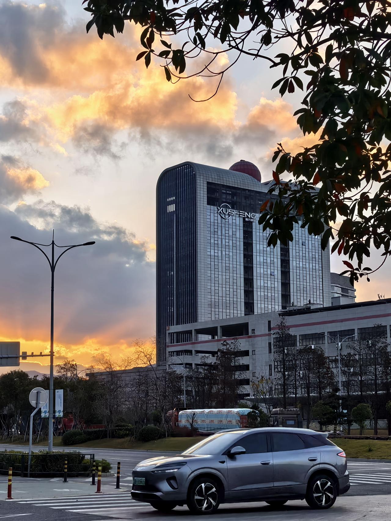 晨曦鎏金映新城！