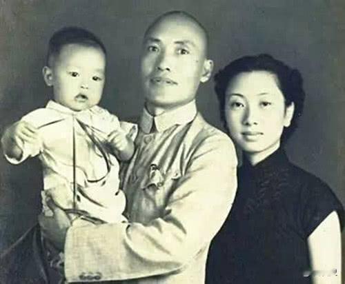 他本是国民党中将师长，奉命围剿红军，兵败被俘后却没有被处决，反而自愿跟随红军走完