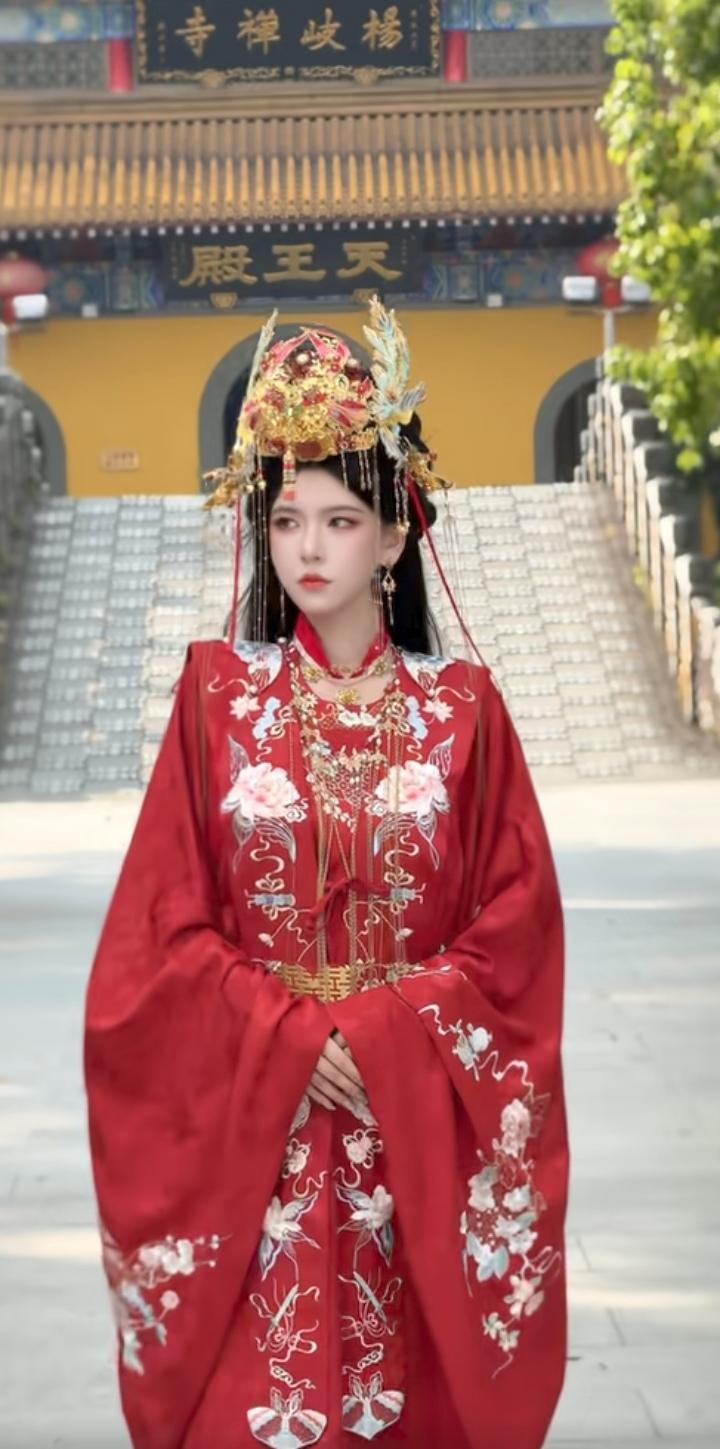 天王殿前的“女皇陛下”，估计就算是天王来了也得臣服在她的脚下吧！旅行