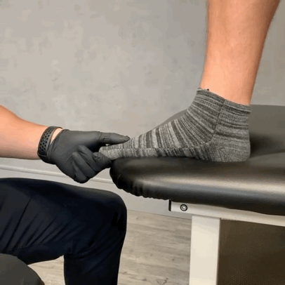 足弓塌陷 总是讲足弓塌陷，来做个小测试——像图中演示的，把大脚趾头被动抬起来，你