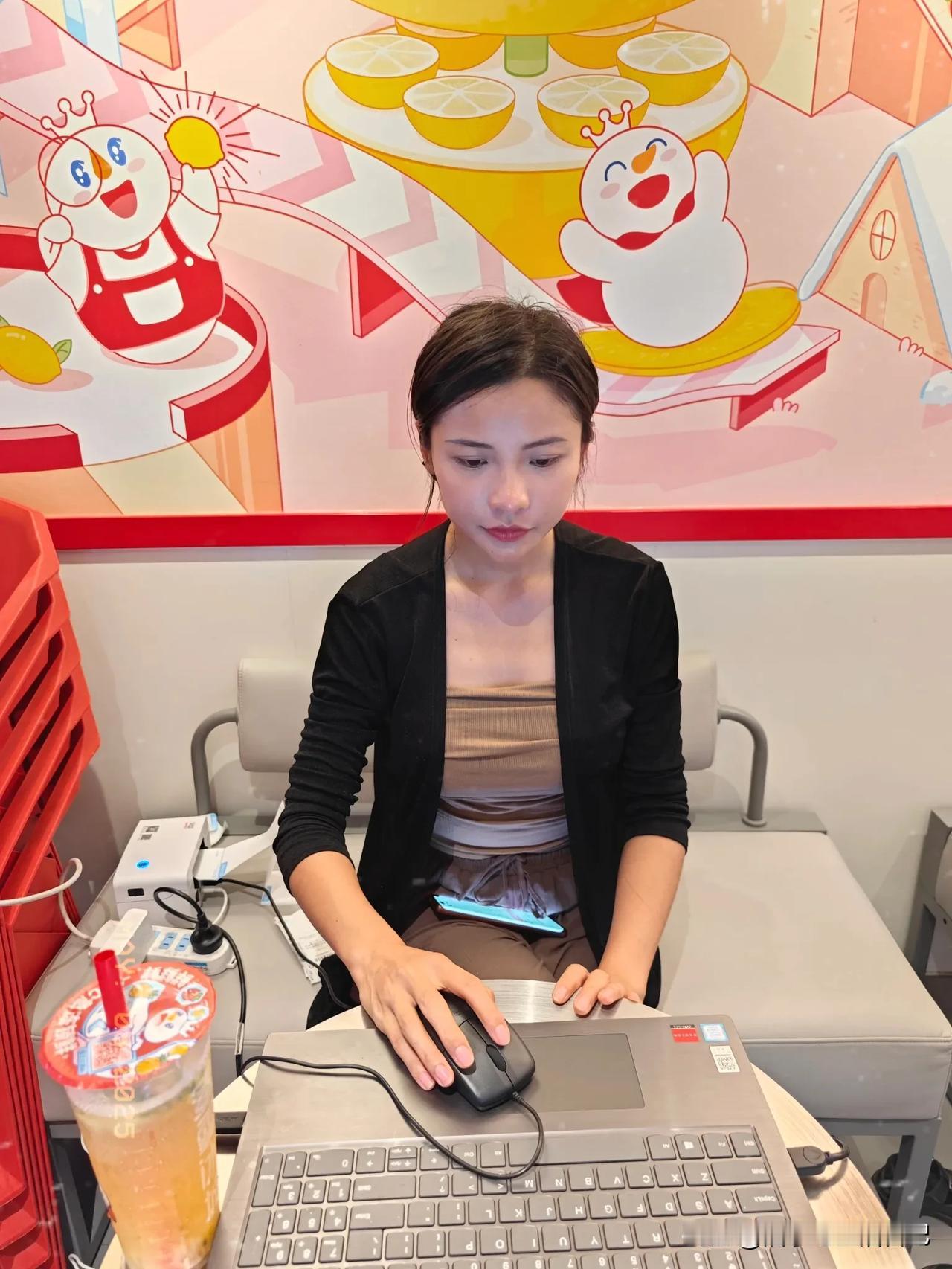 小七每天都被忙碌与充实填满，不管是在外奔波，还是宅在家中，随时都能迅速切换到工作