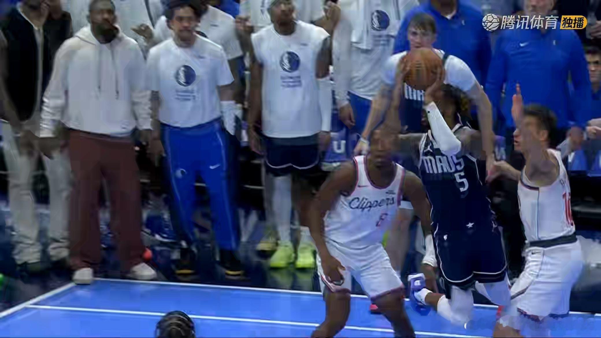 拉塞尔绝杀球不中，独行侠快船进入加时！ 