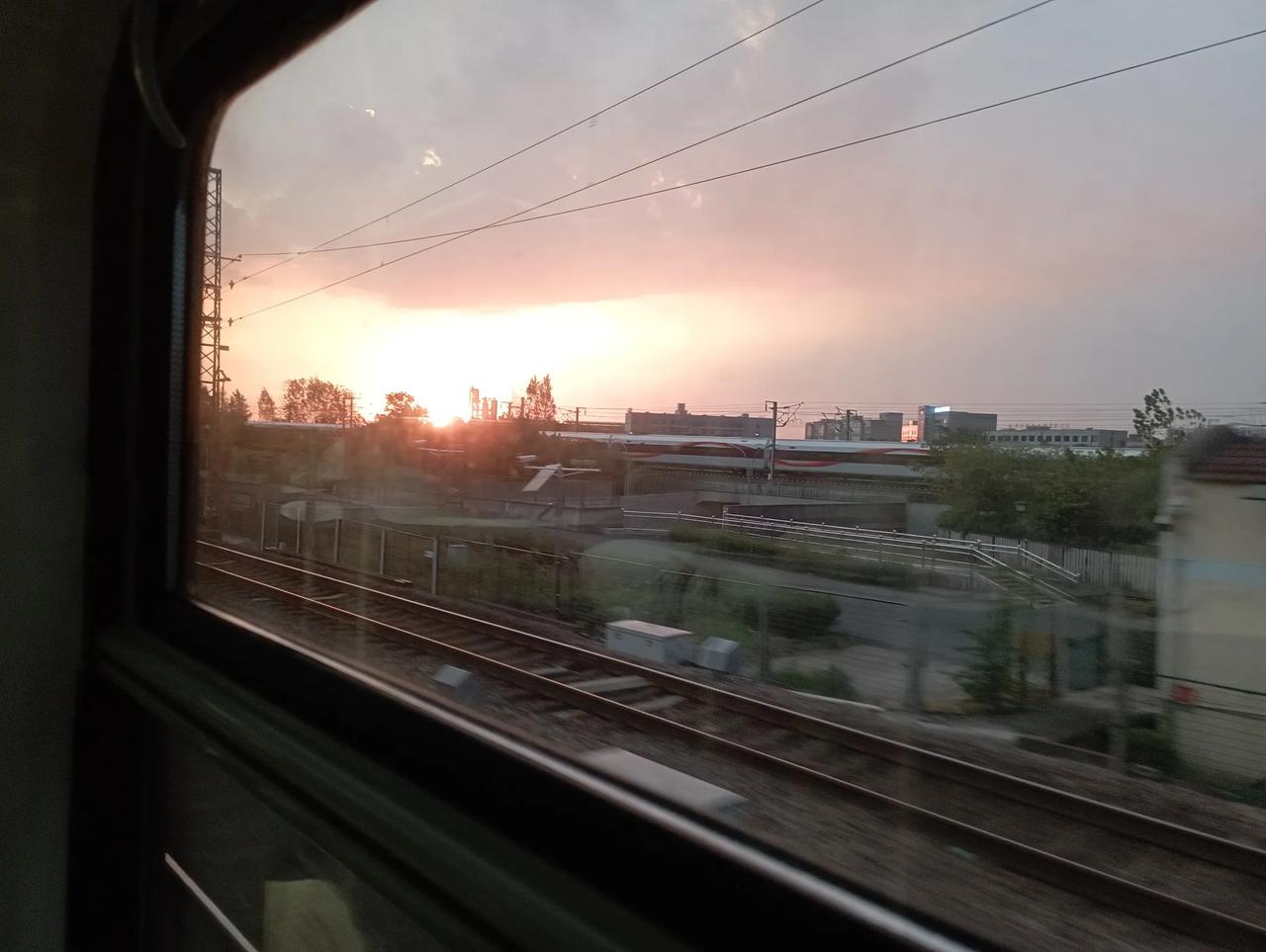 #一句话分享今日感悟#一场秋雨一场凉，白天下了一场雨，夜晚真是凉快！衣服穿得少，