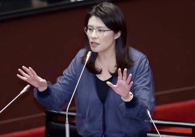 郑丽文太敢说了！特朗普抵华当天，她代表国民党表态，赖清德怕啥她说啥。

5 月 