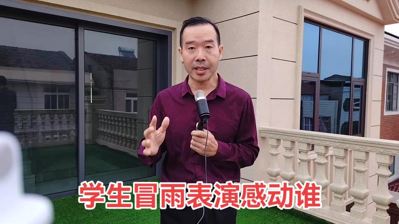 军训冒雨汇报，这份坚持值得肯定吗？🌧️冒雨坚持训练：大雨中同学们动作仍标准划一