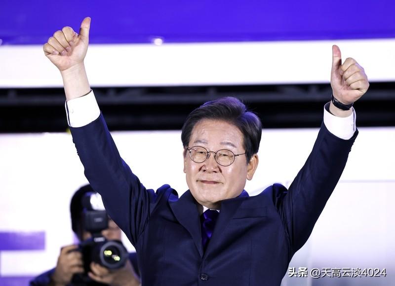 李在明出身贫寒，中学辍学打工还落下残疾，后考入法学院，当过多年人权律师，声望颇高