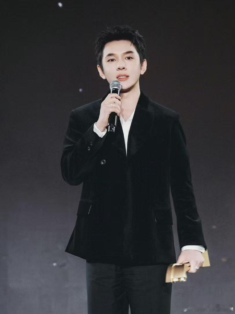 李佳琦尚雯婕老两口组合合伙人合伙人宝藏搭档太有趣，老两口组合自带笑点，李佳琦认真