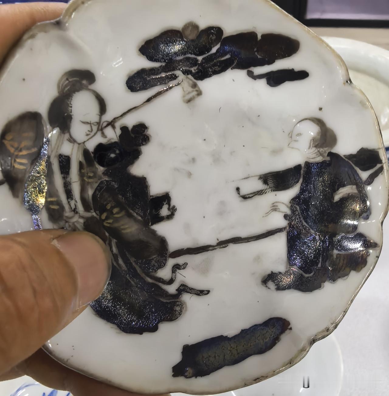 瓷器分享！一件晚清老的小瓷盘碟，墨彩描金花口人物小盘碟！
有没有那位藏友一眼认出