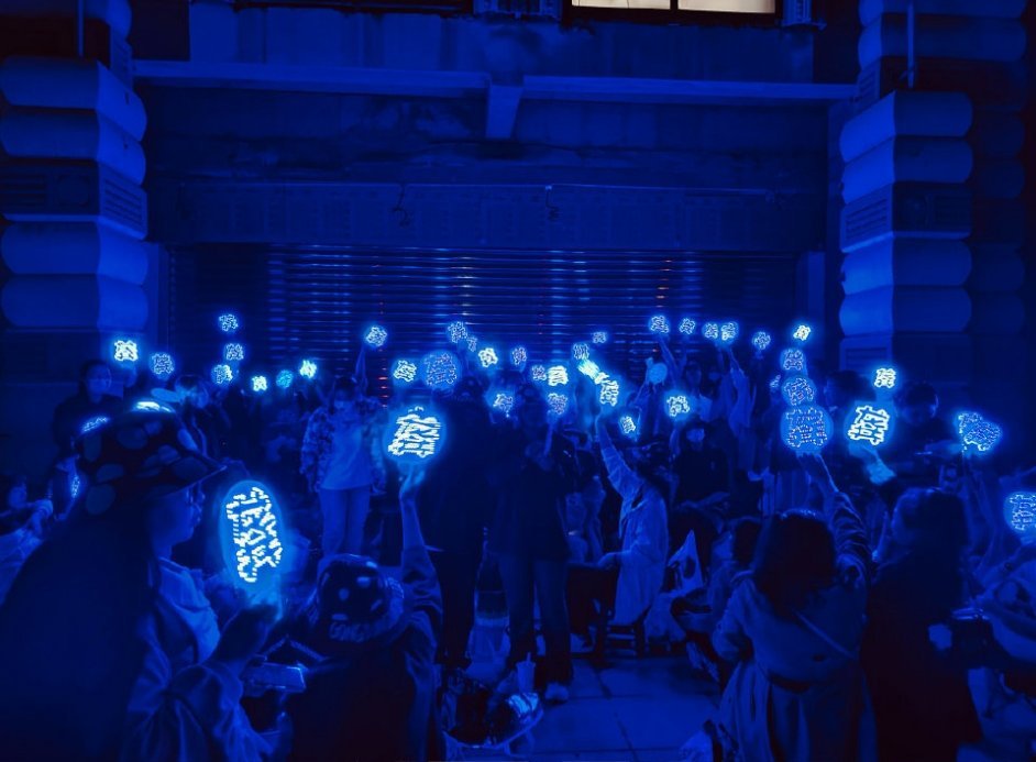 龚俊今天线下活动粉丝应援，人气爆棚[哇]！ ​​​