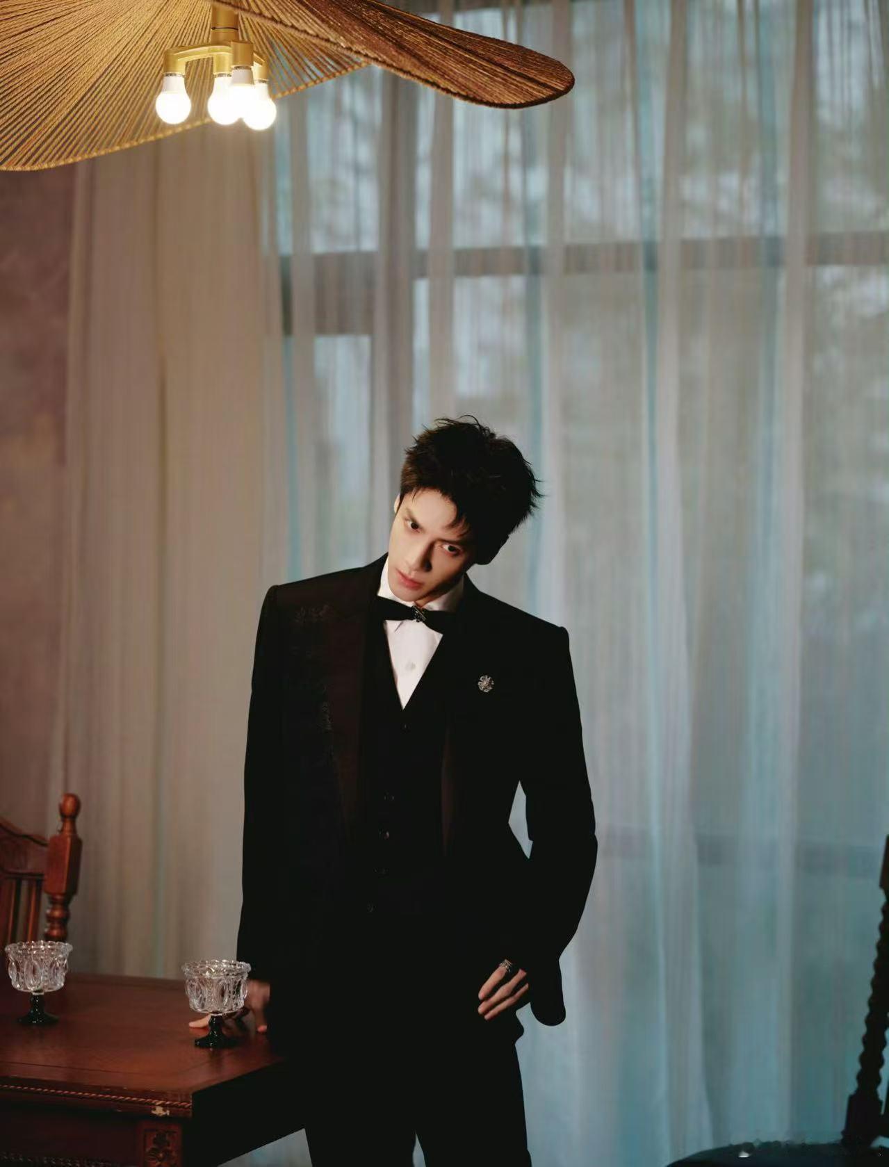 罗云熙视界大会第二套罗云熙第二套造型罗云熙视界大会第二套，西装look，[憧憬]