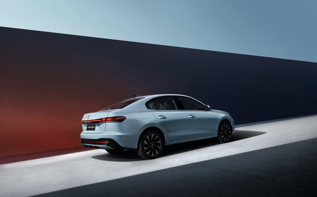 一汽 - 大众速腾S官图一发布就引起不少关注。它外观延续家族风格，半封闭式前脸和