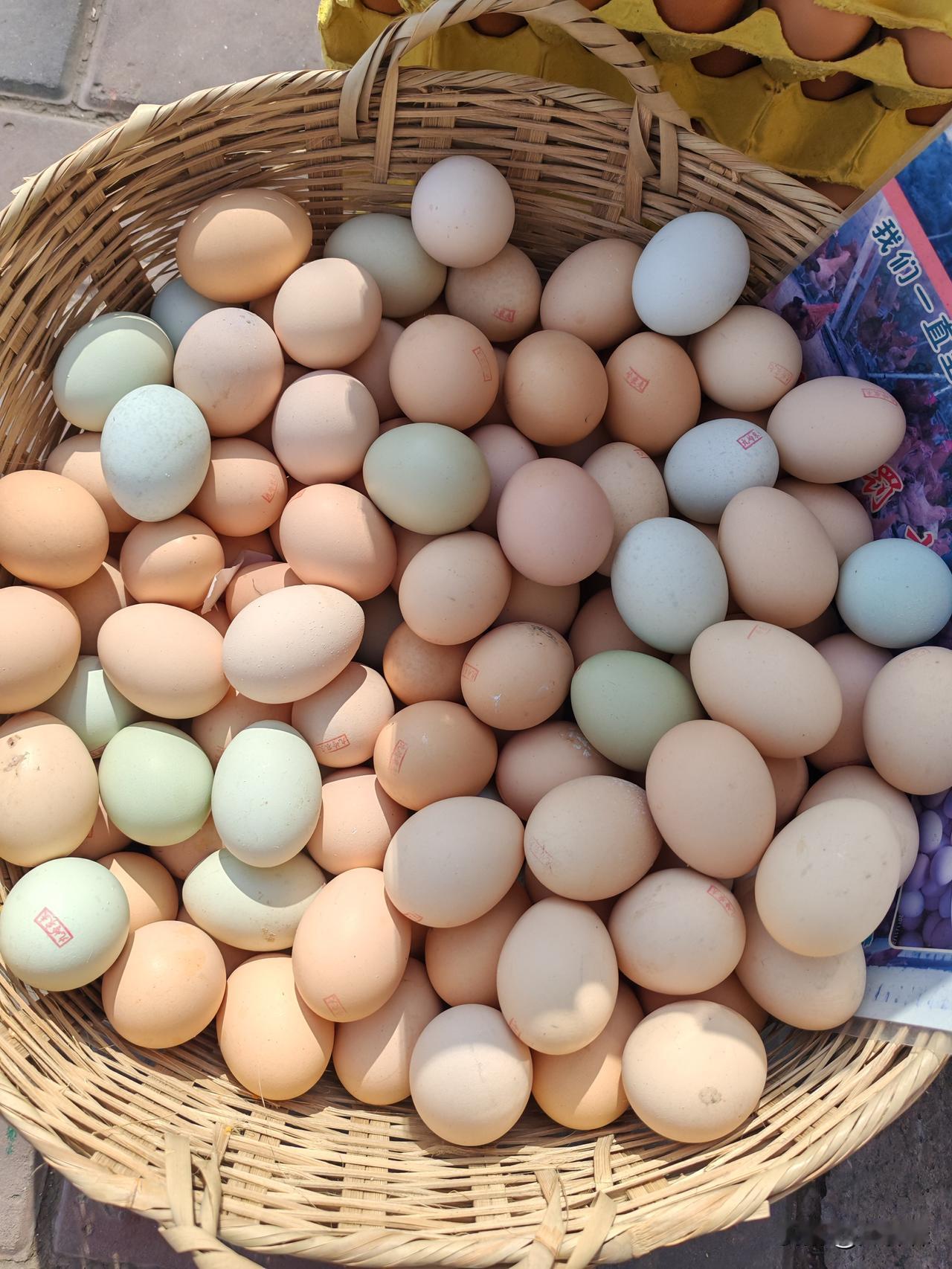 看了315晚会后，这几天我看这家卖鸡蛋的眼神都不对了，老感觉自己被忽悠了

这是