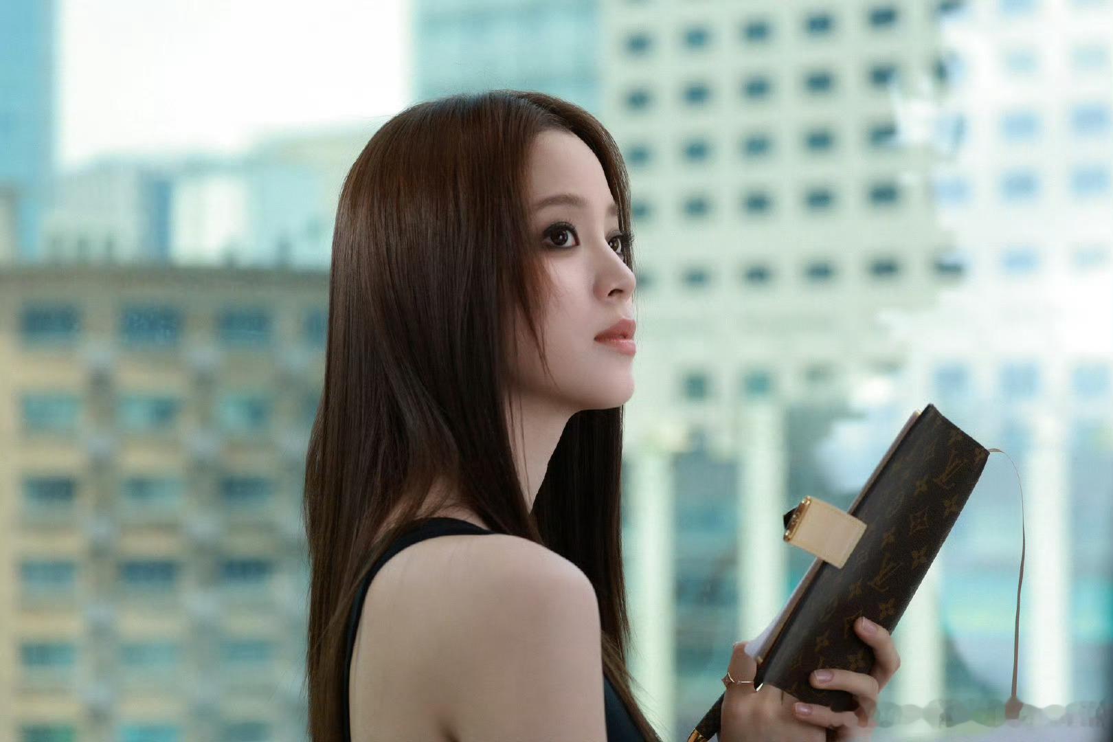 被欧阳娜娜硬控 这组图是能免费看的？黑裙+眼神=顶级钓系 ​​​