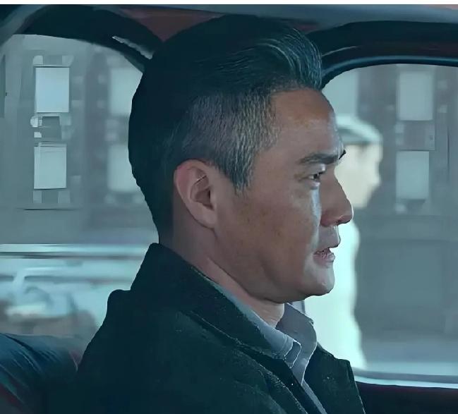 在那个波澜壮阔的年代，
有一群不为人知的英雄，
他们以生命和信仰筑起了一道坚不可